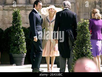 Die spanische Infantin Elena und ihr Mann Jaime de Marichalar nehmen am 17. September 2005 an der Hochzeit von Delphine Arnault und Alessandro Gancia in Bazas, Südwest-Frankreich, Teil. Foto von ABACAPRESS.COM. Stockfoto