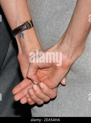 DIE US-Schauspielerin Angelina Jolie posiert, als sie bei der Premiere von "Peace One Day" am Dienstag, den 20. September 2005 im Ziegfeld Theater in New York City, NY, USA, ankommt. Foto von Nicolas Khayat/ABACAPRESS.COM Stockfoto