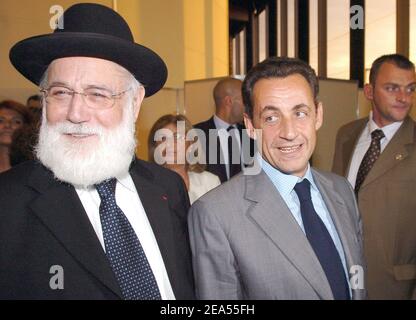 Der französische Innenminister Nicolas Sarkozy spricht mit Rabbin David Messas, während er der jüdischen Gemeinde Hauts-de-seine in Nanterre, Frankreich, am 26. September 2005 seine neuen Jahreswünsche vorlegt. Foto von Bruno Klein/ABACAPRESS.COM Stockfoto