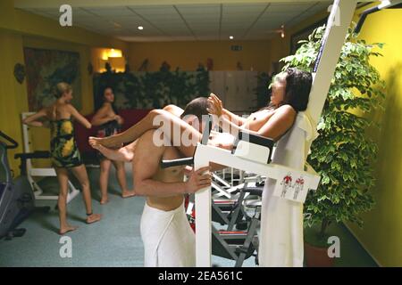 „EXKLUSIV. Der erste Club ''Gym Libertine'' in Frankreich erscheint am 29. September 2005 in Nizza. Libertine Menschen können Herz-Kreislauf-Anstrengungen, muskulösen Sport und machen Libertine Liebe in diesem Fitnessstudio Club. ABACAPRESS.COM.' Stockfoto