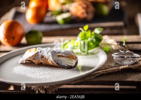 Sizilianische Cannoli süße Dessert mit Zucker auf einem Teller serviert gekrönt. Stockfoto