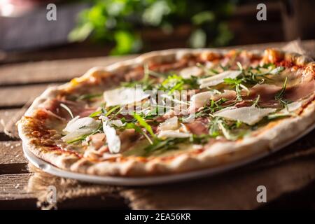 Italienische Pizza mit Prosciutto, Parmesan und Rucola. Stockfoto