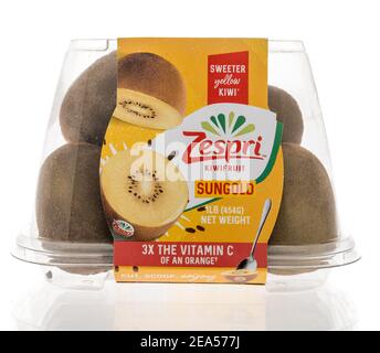 Winneconne, WI -30. Januar 2021: Ein Paket Zespri Kiwi Fruit sungold auf einem isolierten Hintergrund. Stockfoto