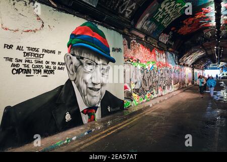 London, Großbritannien. 05. Februar 2021. Wandgemälde zu Ehren von Captain Sir Tom Moore durch Humor im Graffiti Tunnel. Street Art London. Quelle: Waldemar Sikora Stockfoto