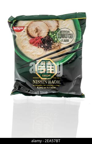 Winneconne, WI -30 Januar 2021: Ein Paket von Nissin raoh König von Ramen auf einem isolierten Hintergrund. Stockfoto