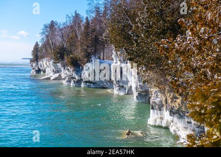 Cave Point befindet sich in Door County Wisconsin mit Eis während Winter Stockfoto