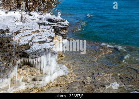 Cave Point befindet sich in Door County Wisconsin mit Eis während Winter Stockfoto