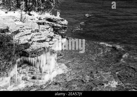 Cave Point befindet sich in Door County Wisconsin mit Eis während Winter Stockfoto