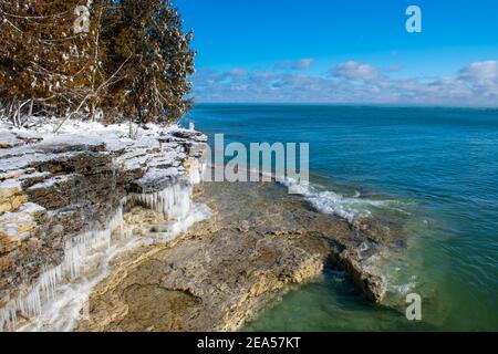 Cave Point befindet sich in Door County Wisconsin mit Eis während Winter Stockfoto