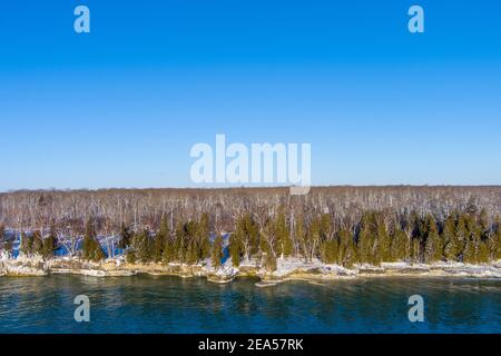 Cave Point befindet sich in Door County Wisconsin mit Eis während Winter Stockfoto