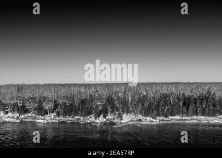 Cave Point befindet sich in Door County Wisconsin mit Eis während Winter Stockfoto