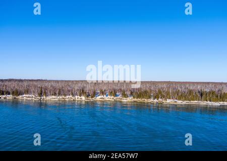 Cave Point befindet sich in Door County Wisconsin mit Eis während Winter Stockfoto