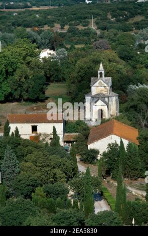 Abbaye de Montmajour Provence Frankreich Blick von Abbaye nach Chapelle Ste-Croix erbaut als griechisches Kreuz 12th Jahrhundert Grabkapelle Wurde gebaut, um ein ZU enthalten Stockfoto