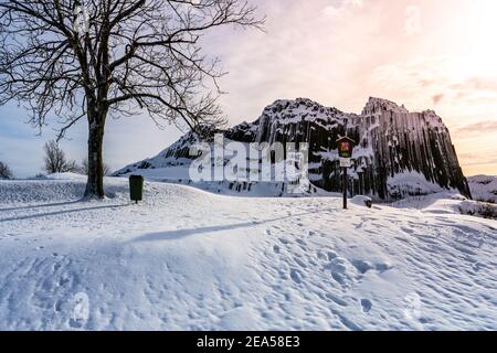 Panska skala - Gesteinsbildung von fünfeckigen und sechseckigen Basaltsäulen. Sieht aus wie riesige Orgelpfeifen. Im Winter von Schnee und Eis bedeckt. Kamenicky Senov, Tschechische Republik. Stockfoto