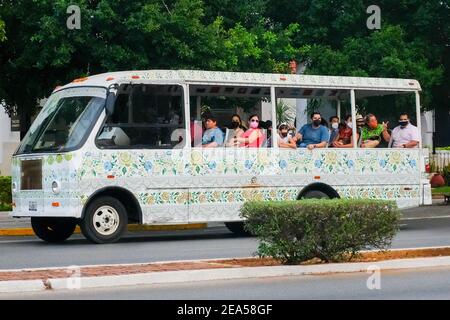 Touristen, die Gesichtsmasken tragen, machen während der Pandemie von Covid-19 eine Bustour in Merida, Mexiko Stockfoto