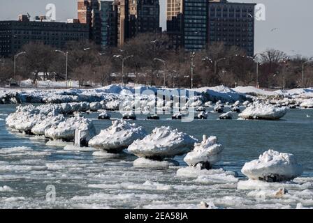 Chicago, USA. Februar 2021, 7th. Der North Ave. Strand wird in kalten Temperaturen in Chicago, den Vereinigten Staaten, am 7. Februar 2021 gesehen. Der Chicago-Bereich in den Vereinigten Staaten tritt in einen kalten Zauber Sonntag, der voraussichtlich eine Woche dauern wird. Quelle: Joel Lerner/Xinhua/Alamy Live News Stockfoto