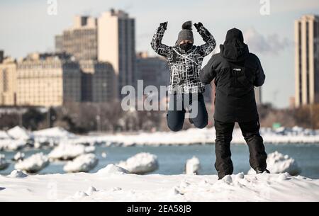 Chicago, USA. Februar 2021, 7th. Eine Frau posiert für ein Foto bei kalten Temperaturen in Chicago, den Vereinigten Staaten, am 7. Februar 2021. Der Chicago-Bereich in den Vereinigten Staaten tritt in einen kalten Zauber Sonntag, der voraussichtlich eine Woche dauern wird. Quelle: Joel Lerner/Xinhua/Alamy Live News Stockfoto