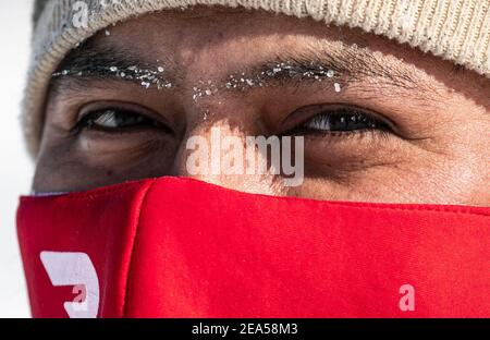 Chicago, USA. Februar 2021, 7th. Eiszapfen werden auf den Augenbrauen eines Mannes in Chicago, den Vereinigten Staaten, am 7. Februar 2021 gesehen. Der Chicago-Bereich in den Vereinigten Staaten tritt in einen kalten Zauber Sonntag, der voraussichtlich eine Woche dauern wird. Quelle: Joel Lerner/Xinhua/Alamy Live News Stockfoto