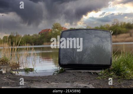 Alte Kathode Tube TV-Bilderröhre - die Umgebung übersät. Alte Fernsehbildröhre in den Müll geworfen. Ein seltsamer Anblick Stockfoto