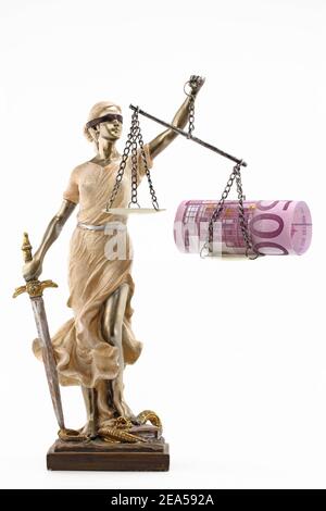 Gerechtigkeit (griechisch: themis, lateinisch: justitia) mit verbundenen Augen mit Waage, Schwert und Geld auf einer Skala. Korruption und Bestechung Konzept Stockfoto