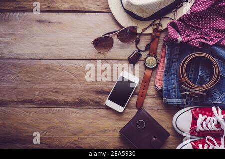 Bekleidung und Accessoires für Damen auf Holzboden Stockfoto