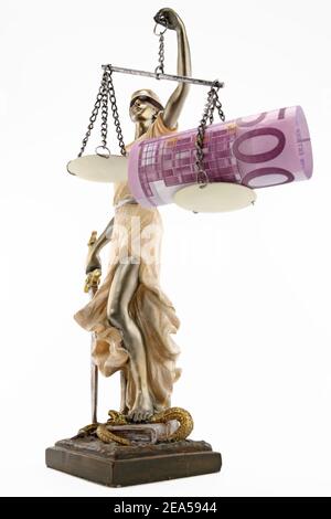 Gerechtigkeit (griechisch: themis, lateinisch: justitia) mit verbundenen Augen mit Waage, Schwert und Geld auf einer Skala. Korruption und Bestechung Konzept Stockfoto