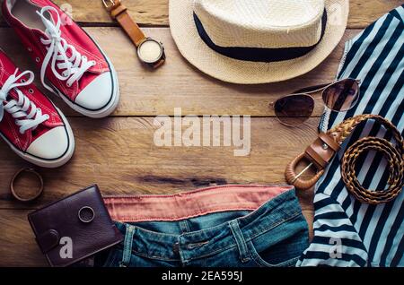 Bekleidung und Accessoires für Damen auf Holzboden Stockfoto