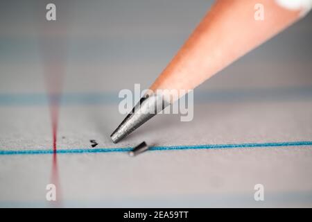 Nahaufnahme Makroaufnahme eines Graphitbleistifts auf Papier Das wird in blauen und roten Linien geregelt Stockfoto