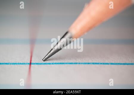 Nahaufnahme Makroaufnahme eines Graphitbleistifts auf Papier Das wird in blauen und roten Linien geregelt Stockfoto