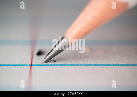 Nahaufnahme Makroaufnahme eines Graphitbleistifts auf Papier Das wird in blauen und roten Linien geregelt Stockfoto