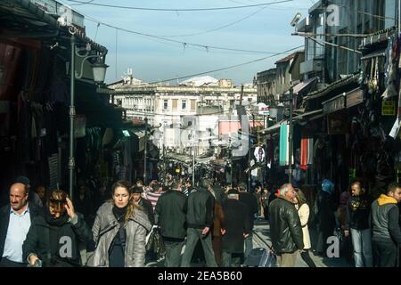 ISTANBUL, TÜRKEI - 29. DEZEMBER 2009 Hauptstraße von fatih Markt, auf der europäischen Seite der Stadt, mit Restaurants und Geschäften in der Nähe, überfüllt, mit t Stockfoto