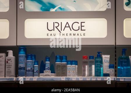 BELGRAD, SERBIEN - 31. OKTOBER 2020: Uriage Logo auf einem Regal von Produkten der Marke. Uriage ist ein französisches pharmazeutisches Labor, das auf Haut spezialisiert ist Stockfoto