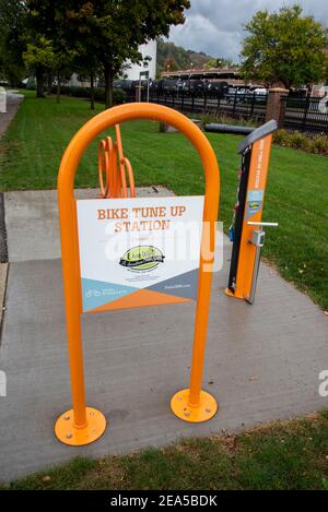 Red Wing, Minnesota. Bike Tune up Station im Stadtpark, die eine Luftpumpe und Werkzeuge für die Arbeit auf Ihrem Fahrrad enthält. Stockfoto