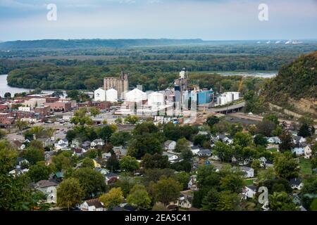 Red Wing, Minnesota. Luftaufnahme der Stadt an einem bewölkten Tag. Stockfoto