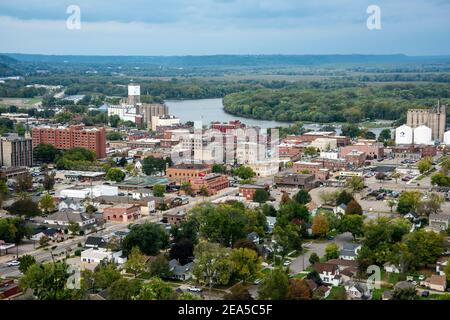Red Wing, Minnesota. Luftaufnahme der Stadt an einem bewölkten Tag. Stockfoto