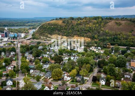 Red Wing, Minnesota. Luftaufnahme der Stadt an einem bewölkten Tag. Stockfoto