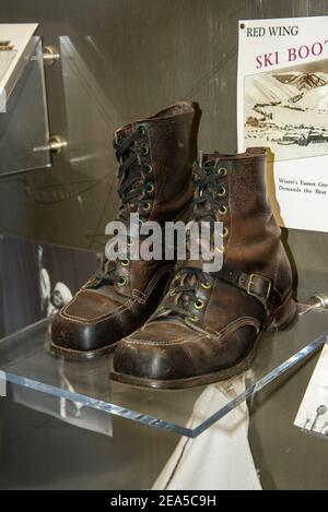 Red Wing, Minnesota. Ein Paar 1939 Jungen Skischuhe auf der Ausstellung im Red Wing Boot Museum. Stockfoto