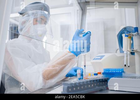 Laborassistent im Schutzanzug und Maske in einem Modernes prc-Labor Stockfoto