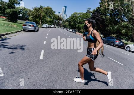 Afro-Nachkomme Frau läuft durch die Straßen der Bosques de palermo - Buenos Aires - Argentinien, trägt Sportkleidung. Stockfoto