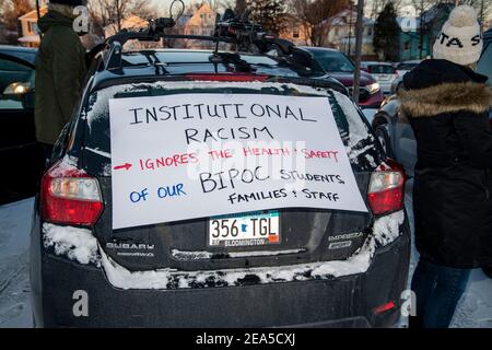 Minneapolis, Minnesota. Protest der Autokarawane. Kundgebung, um eine sichere Rückkehr zum persönlichen Lernen in Schulen zu fordern. Öffentliche MPLS-Schulen. Stockfoto