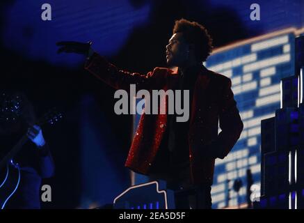 Tampa, Usa. Februar 2021, 07th. Der kanadische Künstler The Weeknd tritt während der Halbzeit im Super Bowl LV im Raymond James Stadium in Tampa, Florida, am Sonntag, 7. Februar 2021 auf. Foto von John Angelillo/UPI Kredit: UPI/Alamy Live Nachrichten Stockfoto