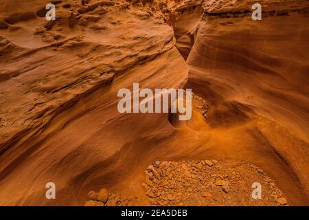 Navajo Sandsteinformationen der Narrows im Little Wild Horse Canyon im San Rafael Swell, Süd-Utah, USA Stockfoto