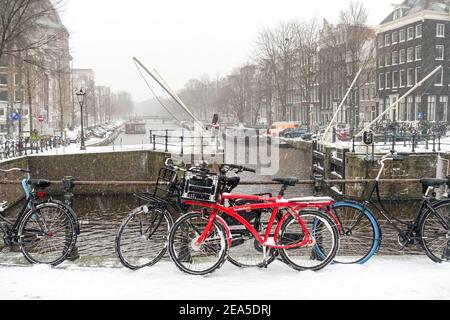 Amsterdam, Niederlande, 7th. Februar 2021. Die Innenstadt kam nach massivem Schneesturm zum Stillstand Stockfoto