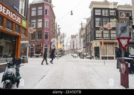 Amsterdam, Niederlande, 7th. Februar 2021. Die Innenstadt kam nach massivem Schneesturm zum Stillstand Stockfoto