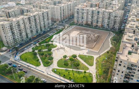 Lima, Peru - 05. Februar 2021: Luftaufnahme der archäologischen Stätte Huaca im Bezirk San Miguel. Alte präinkaische Ruinen mitten in einer Stadt Stockfoto