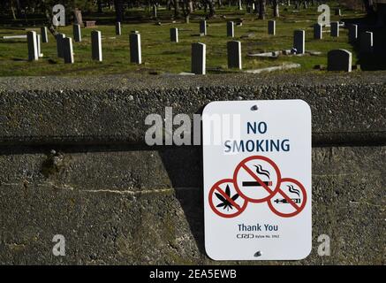 Victoria, British Columbia, Kanada, 7 Feb 2021 - EIN Rauchverbot verbietet das Rauchen von Tabakzigaretten, Marihuana und das Verdampfen auf dem Ross Bay Friedhof. Don Denton/Alamy Live News Stockfoto