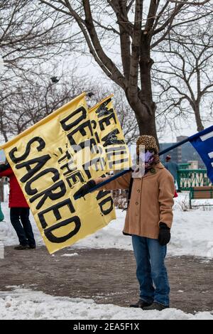 St. Paul, Minnesota. Indigene Gruppen und Gegner des Enbridge Energy Line 3 Ölpipeline-Austauschprojekts protestieren gegen seinen Bau Stockfoto