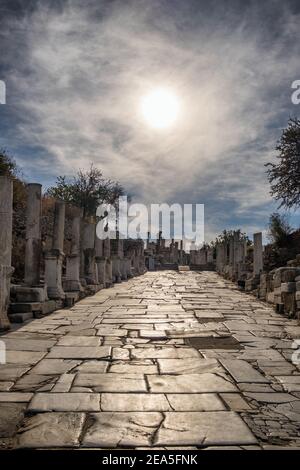 Historische Curetes Straße in Ephesus Antike Stadt an sonnigen Tagen in Selcuk, Türkei Stockfoto