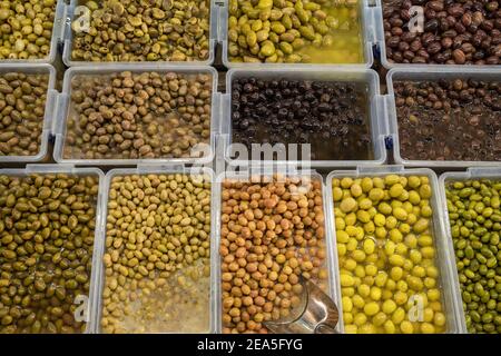 Verschiedene Olivenarten auf dem Straßenmarkt Stockfoto