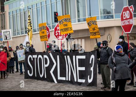 St. Paul, Minnesota. Indigene Gruppen und Gegner des Enbridge Energy Line 3 Ölpipeline-Austauschprojekts protestieren gegen seinen Bau Stockfoto